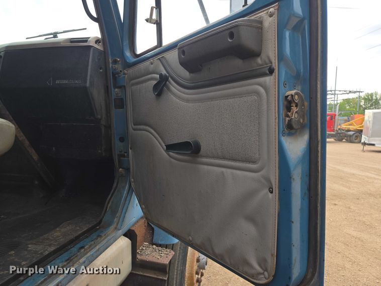 image for item ER1615 1999 International 2554 oil distributor truck