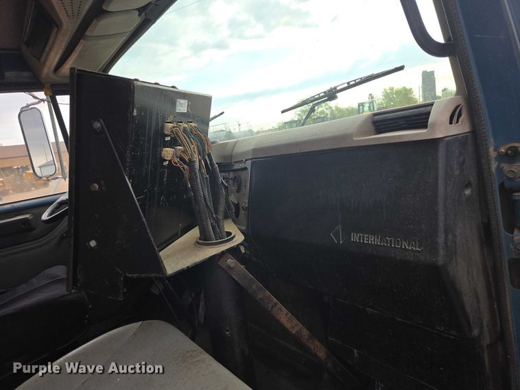 image for item ER1615 1999 International 2554 oil distributor truck