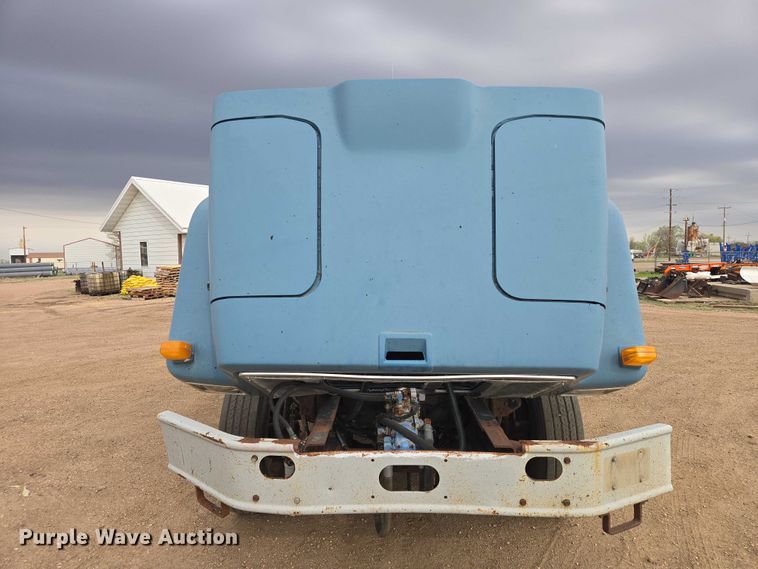 image for item ER1615 1999 International 2554 oil distributor truck