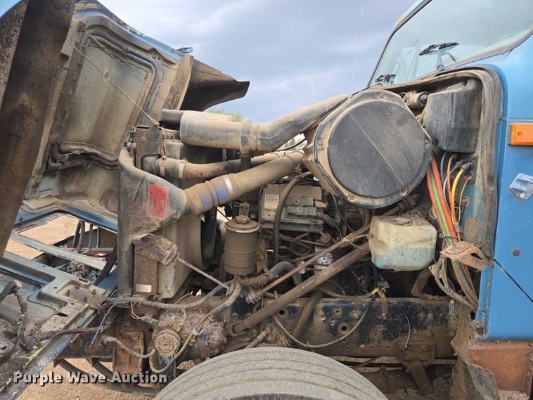 image for item ER1615 1999 International 2554 oil distributor truck