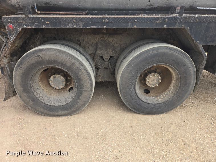 image for item ER1615 1999 International 2554 oil distributor truck