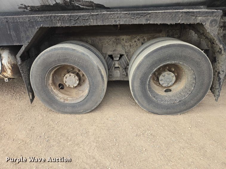 image for item ER1615 1999 International 2554 oil distributor truck