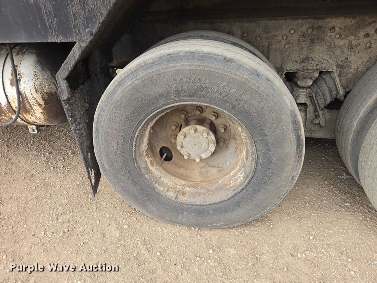 image for item ER1615 1999 International 2554 oil distributor truck