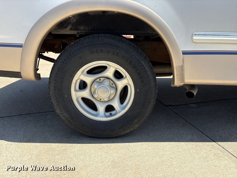 image for item ET6148 1997 Ford F150 pickup truck