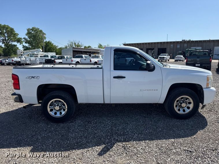 image for item ET6151 2011 Chevrolet Silverado 1500 pickup truck