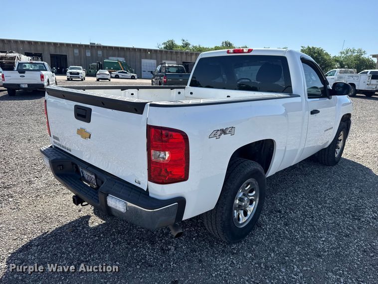 image for item ET6151 2011 Chevrolet Silverado 1500 pickup truck