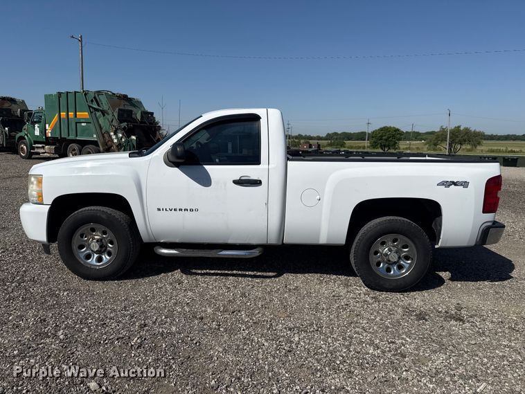 image for item ET6151 2011 Chevrolet Silverado 1500 pickup truck