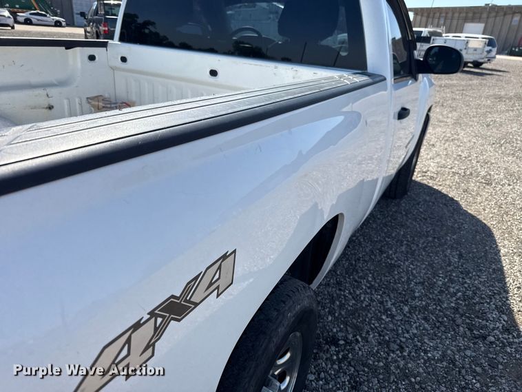 image for item ET6151 2011 Chevrolet Silverado 1500 pickup truck
