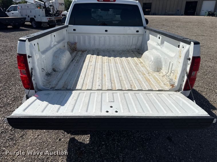 image for item ET6151 2011 Chevrolet Silverado 1500 pickup truck