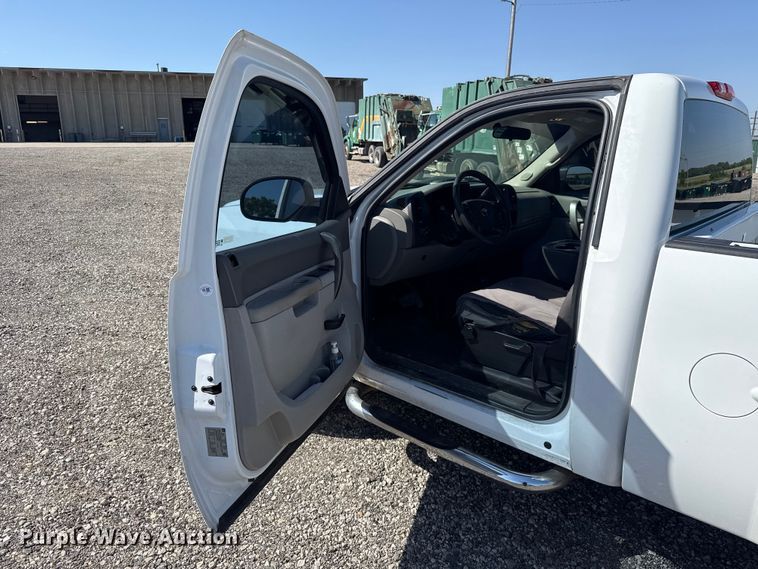 image for item ET6151 2011 Chevrolet Silverado 1500 pickup truck