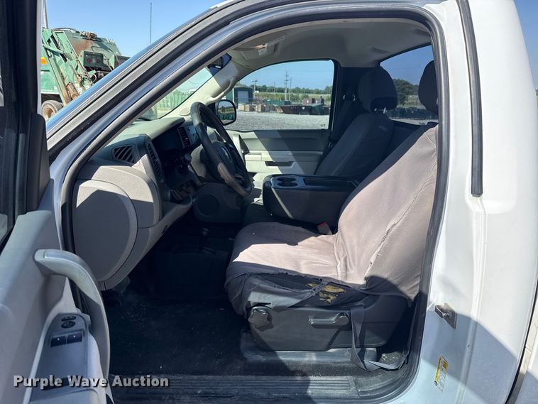 image for item ET6151 2011 Chevrolet Silverado 1500 pickup truck