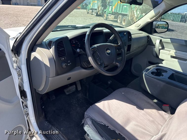 image for item ET6151 2011 Chevrolet Silverado 1500 pickup truck