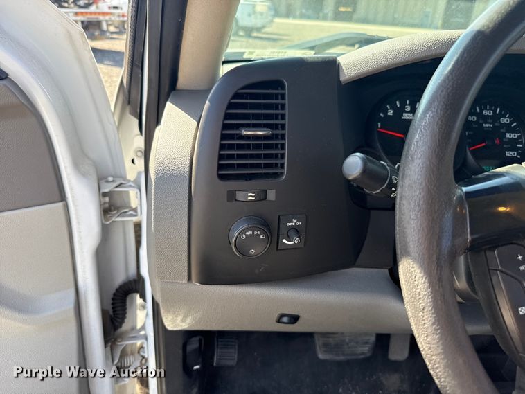 image for item ET6151 2011 Chevrolet Silverado 1500 pickup truck