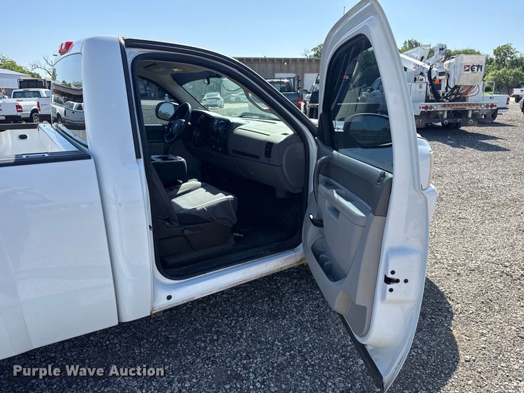 image for item ET6151 2011 Chevrolet Silverado 1500 pickup truck