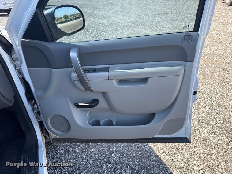 image for item ET6151 2011 Chevrolet Silverado 1500 pickup truck