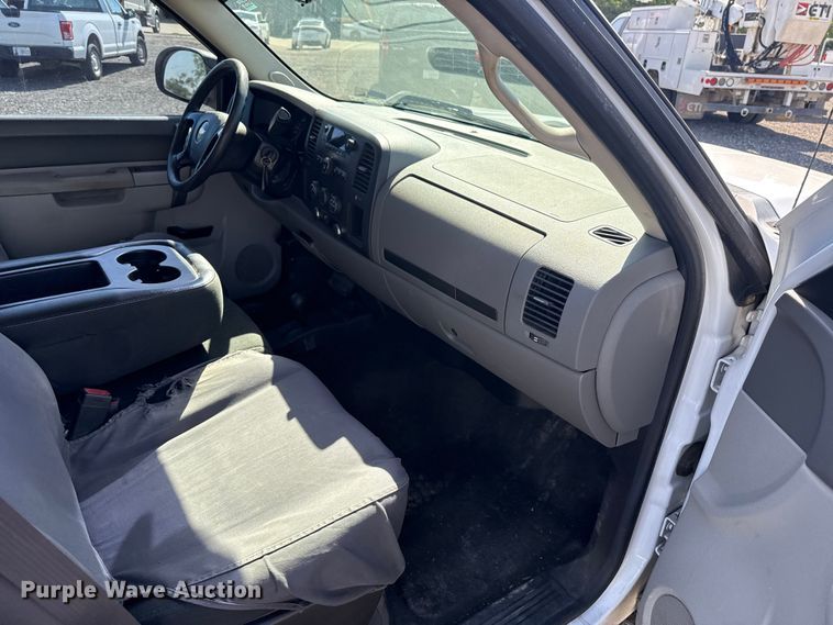 image for item ET6151 2011 Chevrolet Silverado 1500 pickup truck