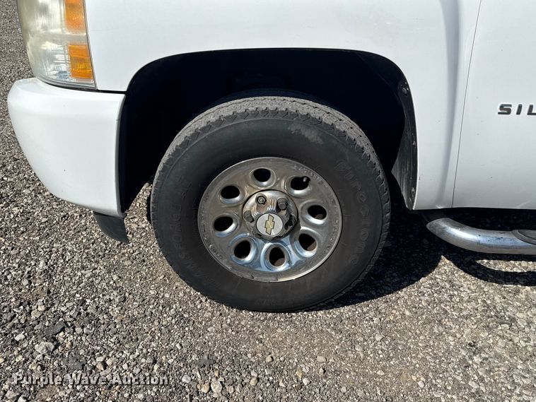 image for item ET6151 2011 Chevrolet Silverado 1500 pickup truck