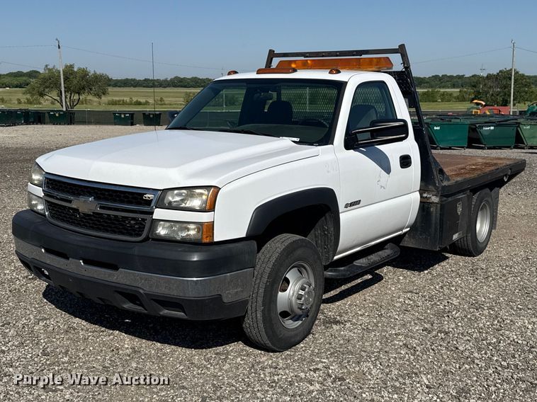 image for item ET6154 2007 Chevrolet Silverado 3500HD flatbed pickup truck