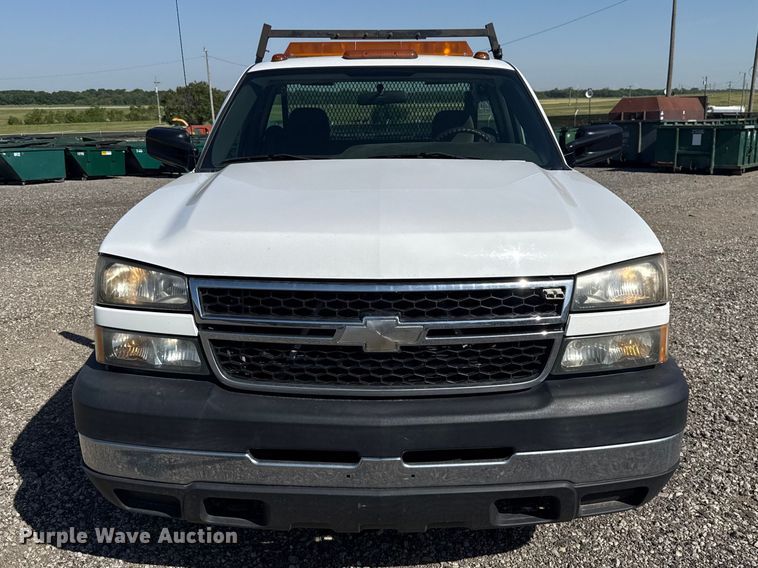 image for item ET6154 2007 Chevrolet Silverado 3500HD flatbed pickup truck