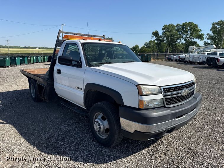 image for item ET6154 2007 Chevrolet Silverado 3500HD flatbed pickup truck