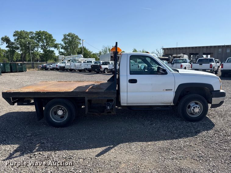 image for item ET6154 2007 Chevrolet Silverado 3500HD flatbed pickup truck