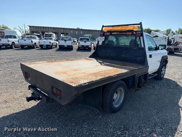 image for item ET6154 2007 Chevrolet Silverado 3500HD flatbed pickup truck