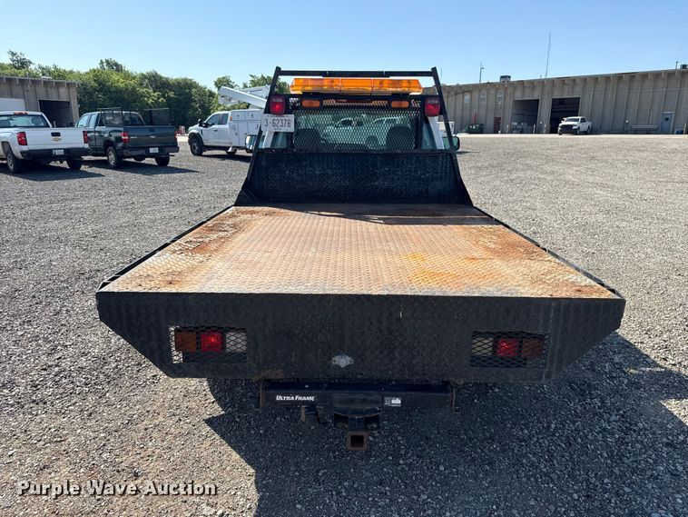 image for item ET6154 2007 Chevrolet Silverado 3500HD flatbed pickup truck