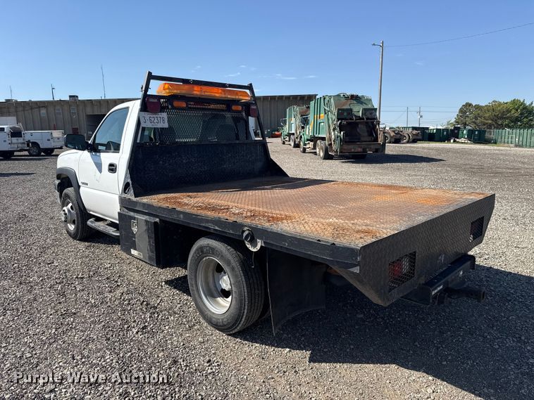 image for item ET6154 2007 Chevrolet Silverado 3500HD flatbed pickup truck