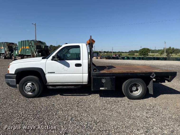 image for item ET6154 2007 Chevrolet Silverado 3500HD flatbed pickup truck