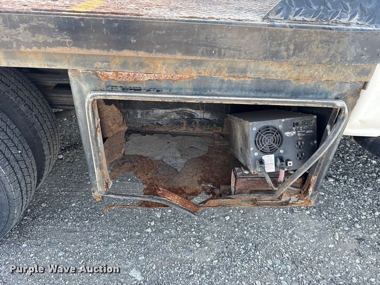 image for item ET6154 2007 Chevrolet Silverado 3500HD flatbed pickup truck