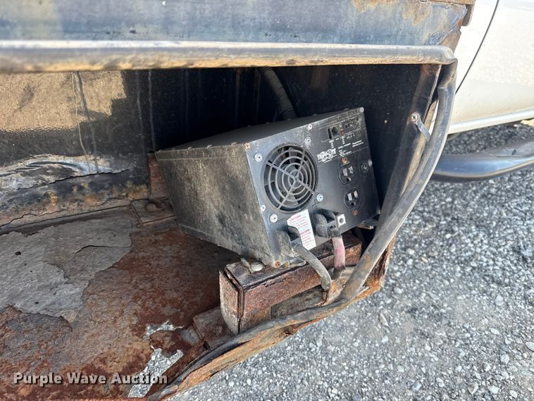 image for item ET6154 2007 Chevrolet Silverado 3500HD flatbed pickup truck