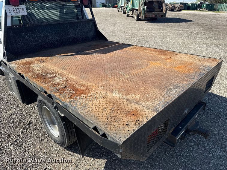 image for item ET6154 2007 Chevrolet Silverado 3500HD flatbed pickup truck