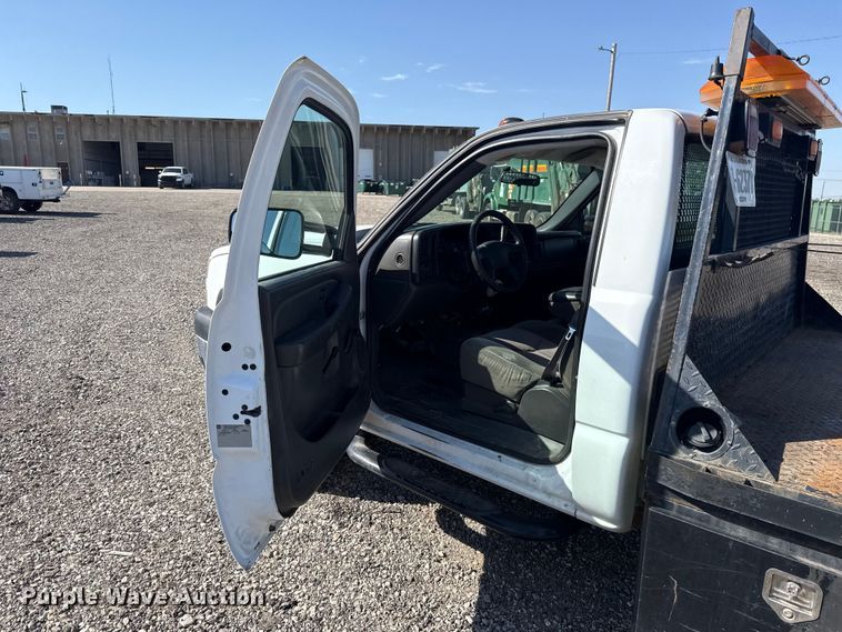 image for item ET6154 2007 Chevrolet Silverado 3500HD flatbed pickup truck