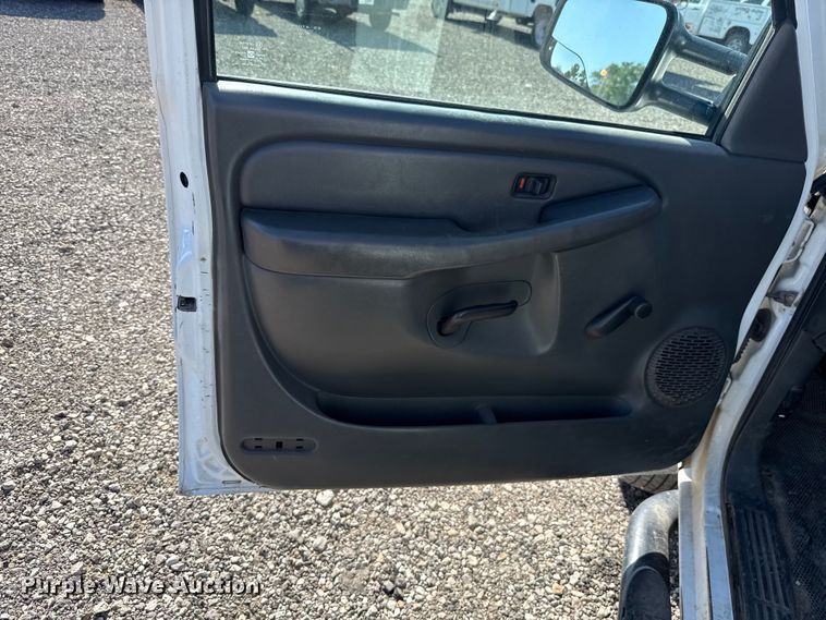 image for item ET6154 2007 Chevrolet Silverado 3500HD flatbed pickup truck