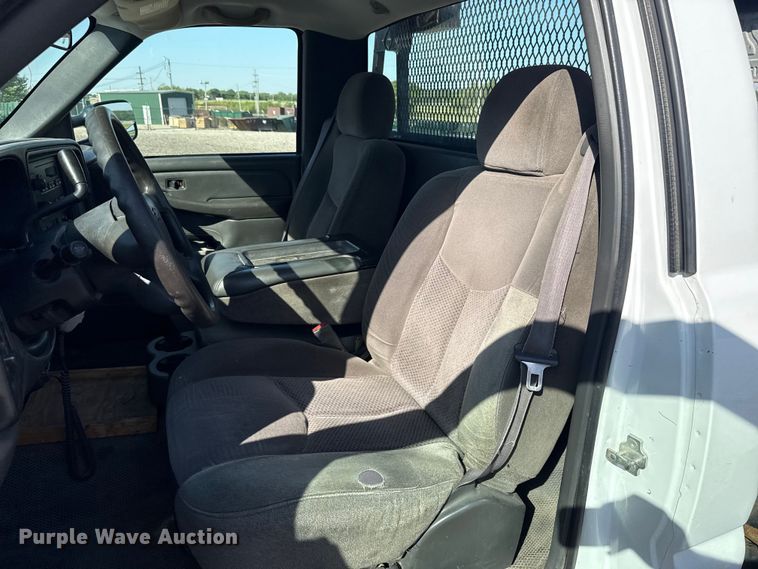 image for item ET6154 2007 Chevrolet Silverado 3500HD flatbed pickup truck