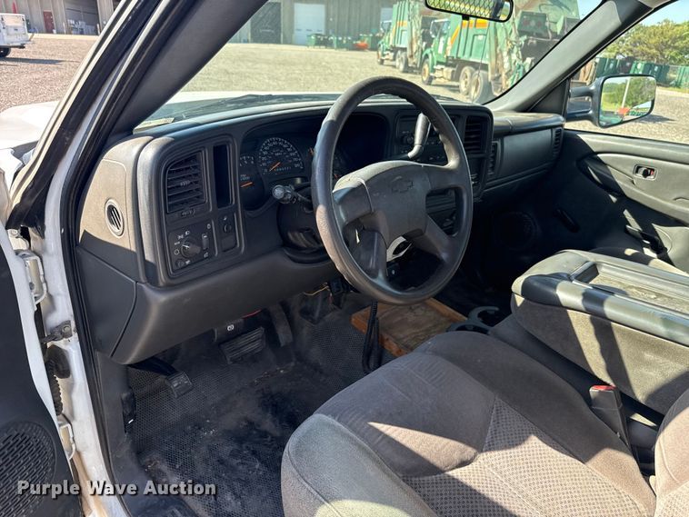 image for item ET6154 2007 Chevrolet Silverado 3500HD flatbed pickup truck