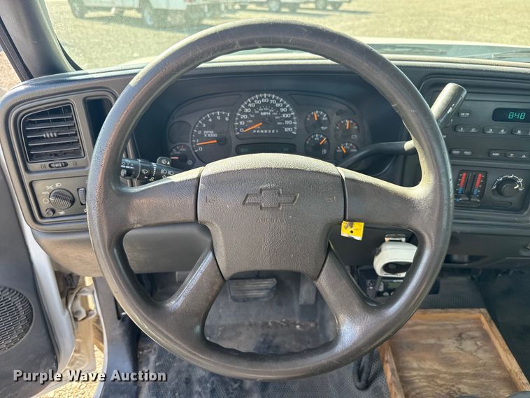 image for item ET6154 2007 Chevrolet Silverado 3500HD flatbed pickup truck