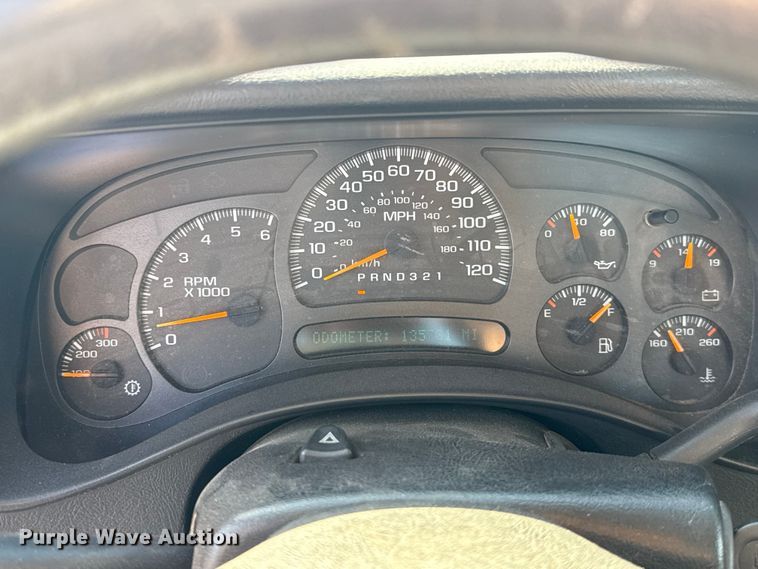 image for item ET6154 2007 Chevrolet Silverado 3500HD flatbed pickup truck