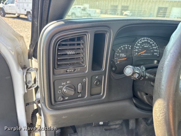 image for item ET6154 2007 Chevrolet Silverado 3500HD flatbed pickup truck