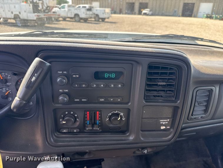 image for item ET6154 2007 Chevrolet Silverado 3500HD flatbed pickup truck