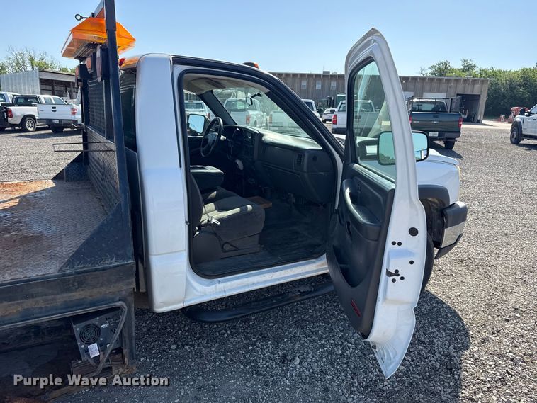image for item ET6154 2007 Chevrolet Silverado 3500HD flatbed pickup truck