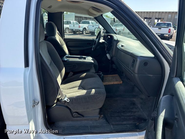 image for item ET6154 2007 Chevrolet Silverado 3500HD flatbed pickup truck