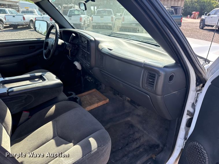 image for item ET6154 2007 Chevrolet Silverado 3500HD flatbed pickup truck