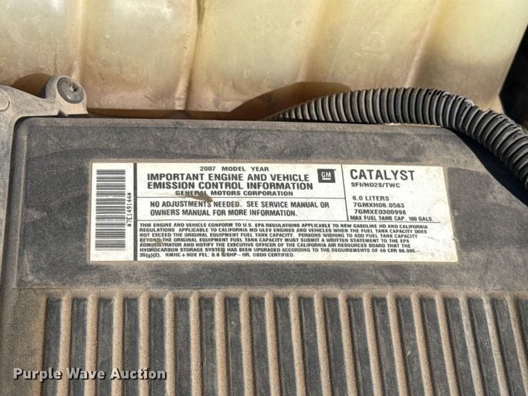 image for item ET6154 2007 Chevrolet Silverado 3500HD flatbed pickup truck