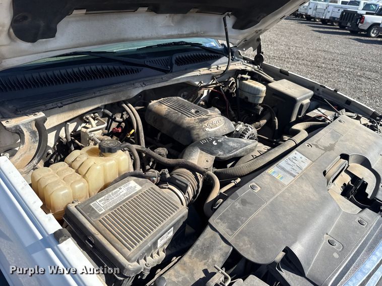 image for item ET6154 2007 Chevrolet Silverado 3500HD flatbed pickup truck
