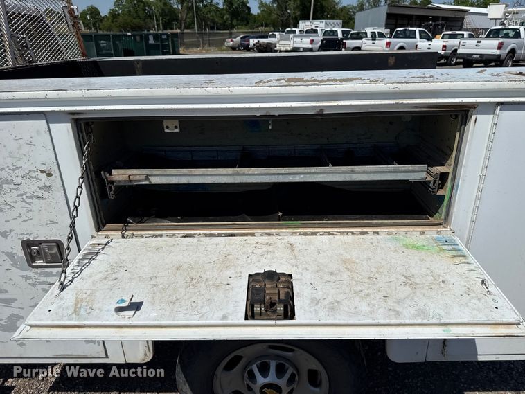 image for item ET6156 2015 Chevrolet Silverado 2500 utility bed pickup truck