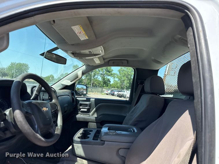 image for item ET6156 2015 Chevrolet Silverado 2500 utility bed pickup truck