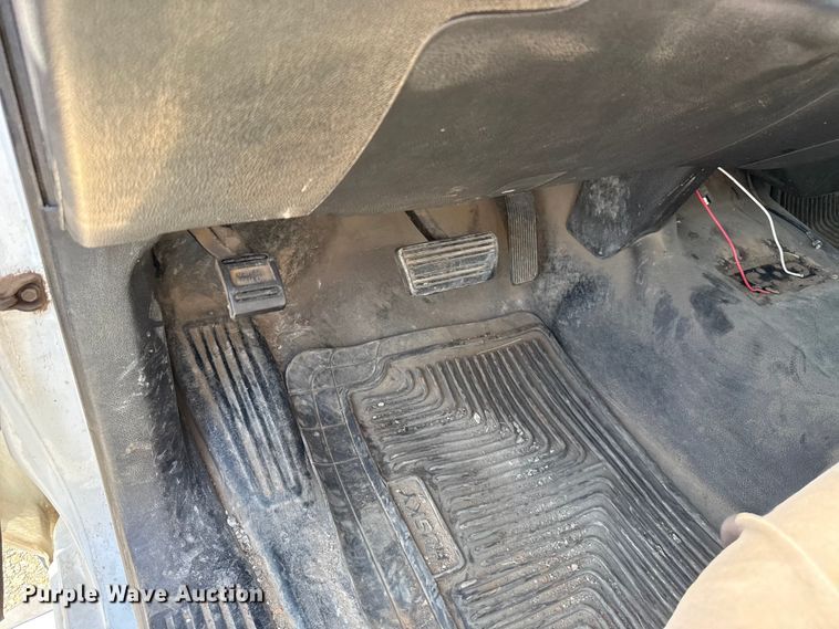image for item ET6156 2015 Chevrolet Silverado 2500 utility bed pickup truck