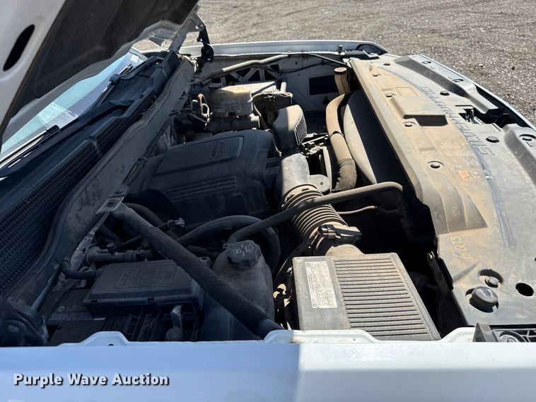 image for item ET6156 2015 Chevrolet Silverado 2500 utility bed pickup truck