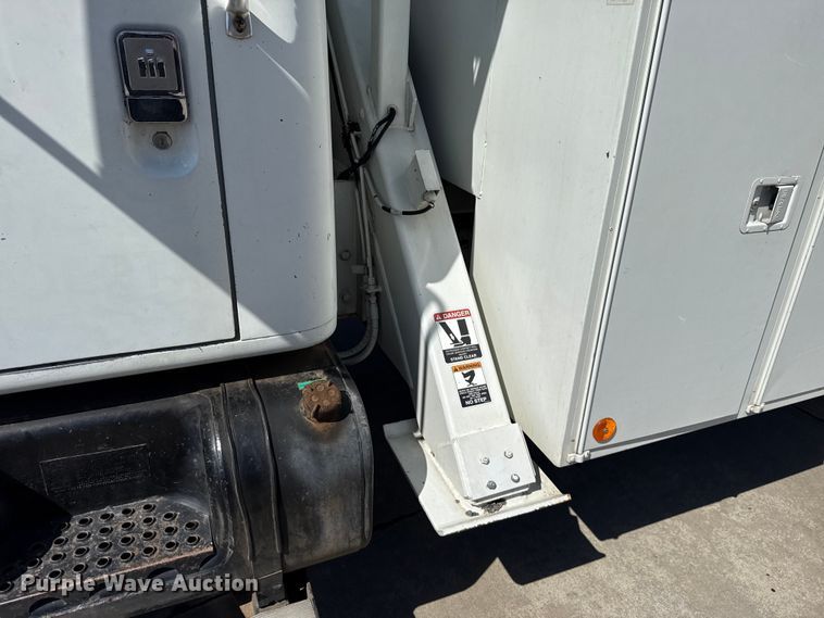 image for item ET6157 1986 International F1954 bucket truck